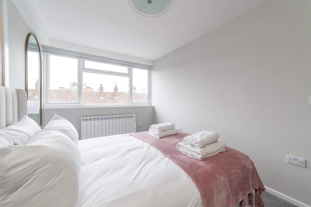 Excellent 3-bed Flat In Elephant & Castle