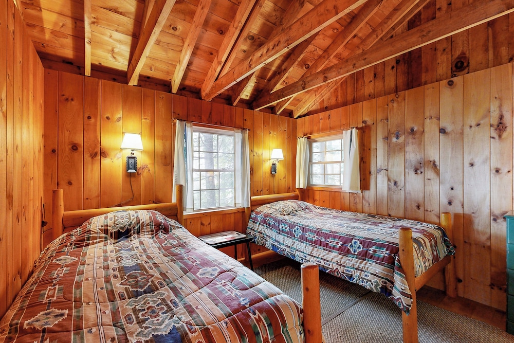 Cozy 1BR Cabin w/ Landscape Views