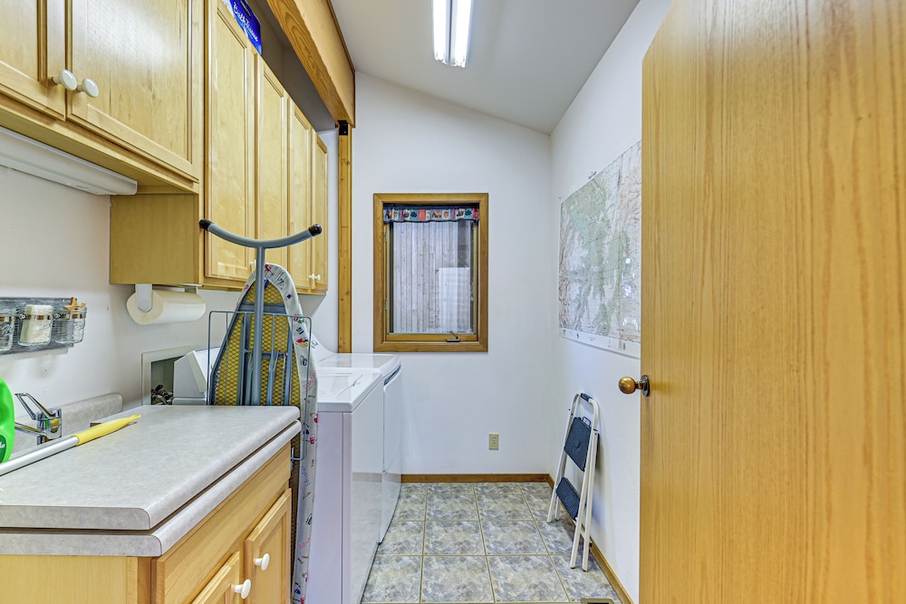 1 Mi to Dtwn Red Lodge: Mtn-view Cabin Getaway