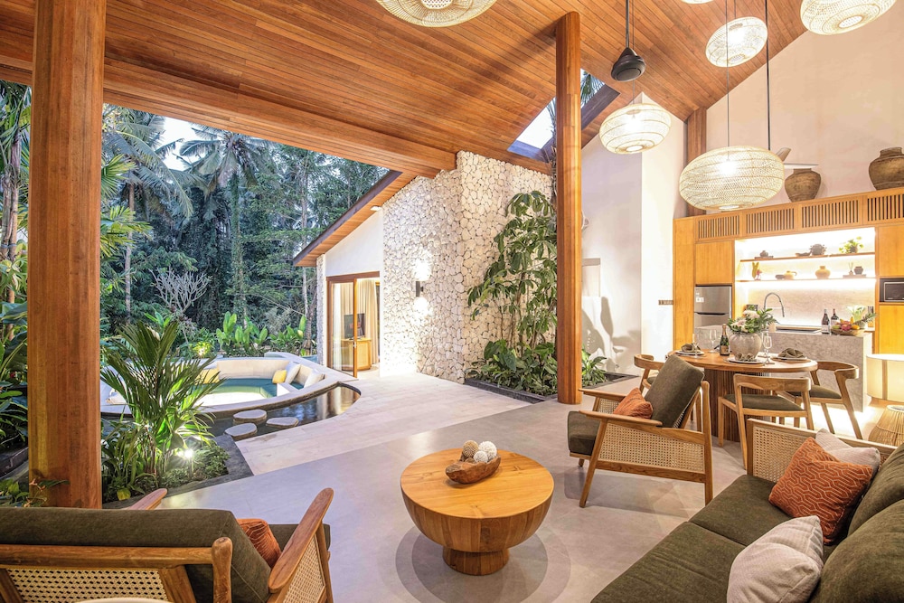 Luxury 2BR Retreat Jungle View Near Ubud Center