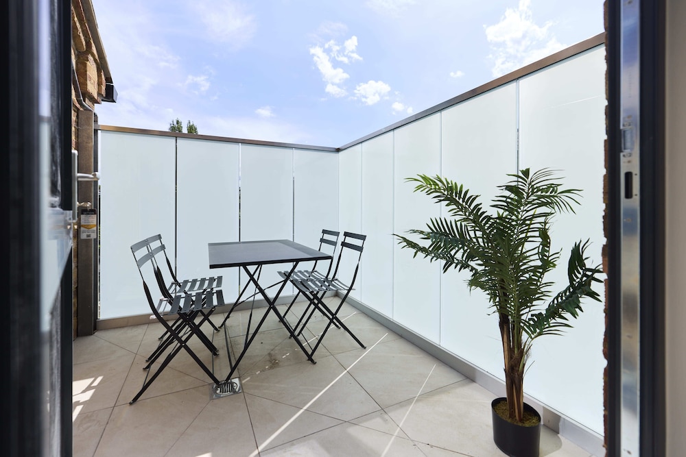 Putney Terrace Apartment