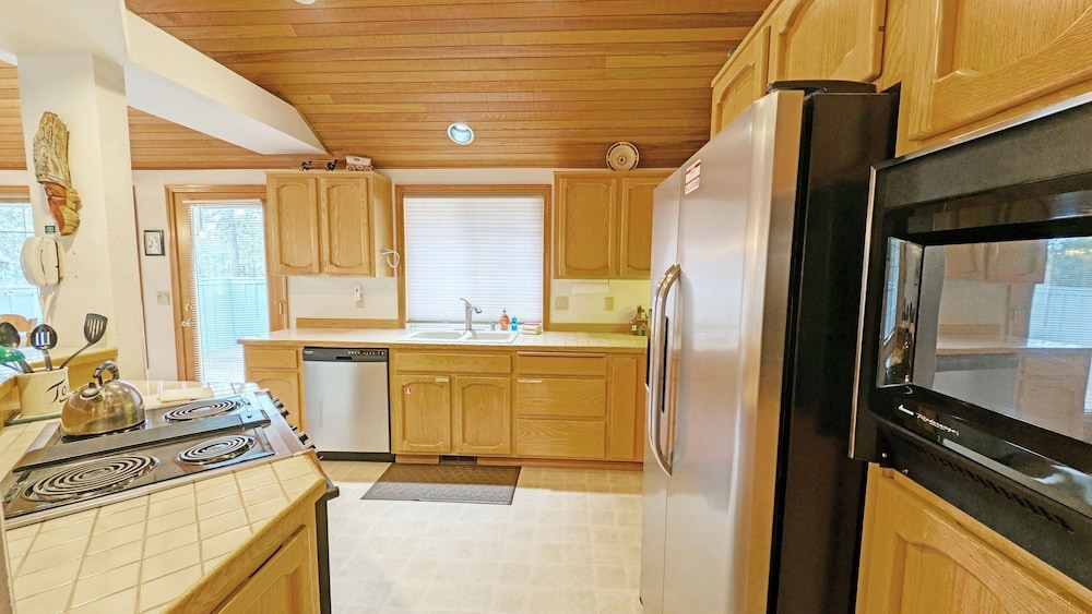 Snowshoe Inn-pyramid Mtn 7 3 Bedroom Home