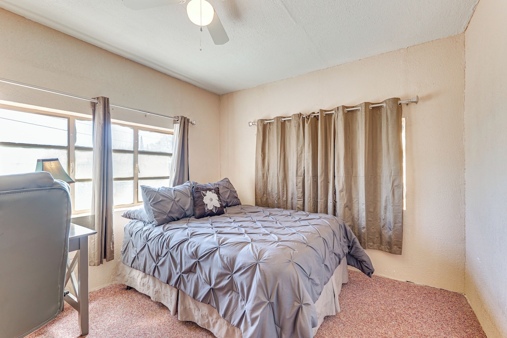 Fenced Yard & Mtn Views: Dog-friendly Superior Gem