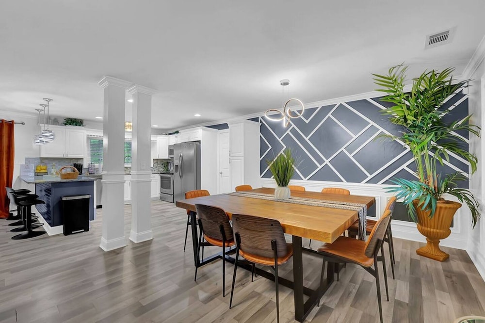 Lrg 5BR 5BA Home w 10 Beds Pool Hottb Gamerm2