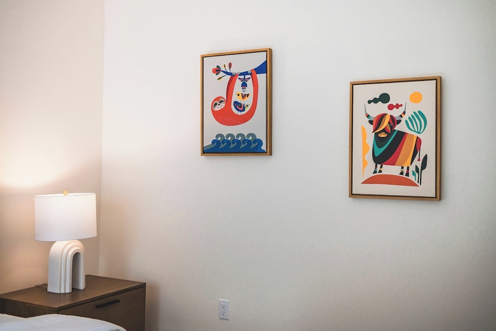 Not Affected by the Fire/spacious Modern Retreat w Luxury Amenities & Style