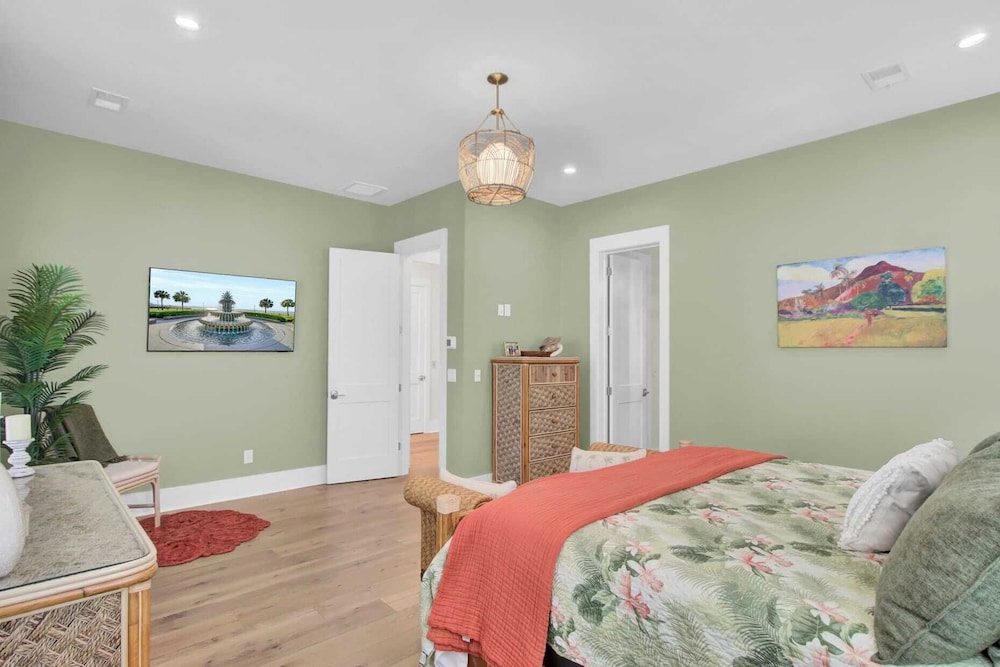 Walk to the Beach + Private Pool, Rooftop Terrace, Balcony 3602 Cameron