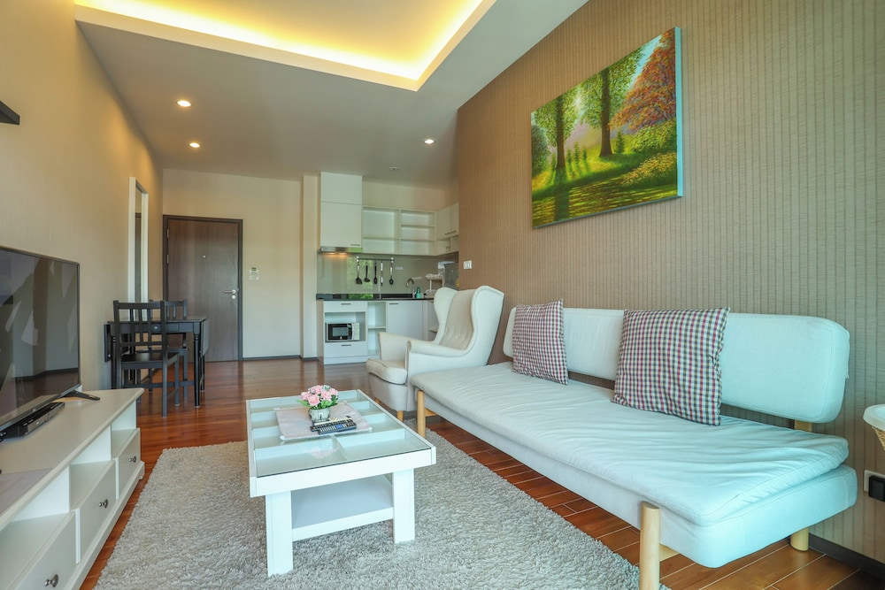 Chic Condo Just 100m from the Shore c130