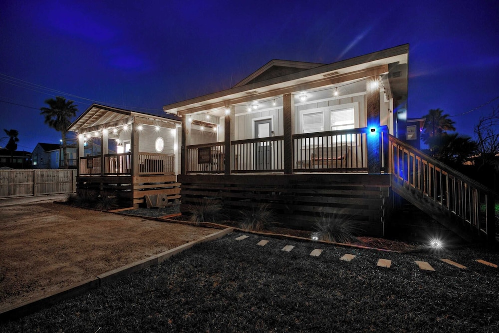 Dual Port A Cottages 2 Complete Homes Walk to the Beach + Patio Fully-equipped Kitchens