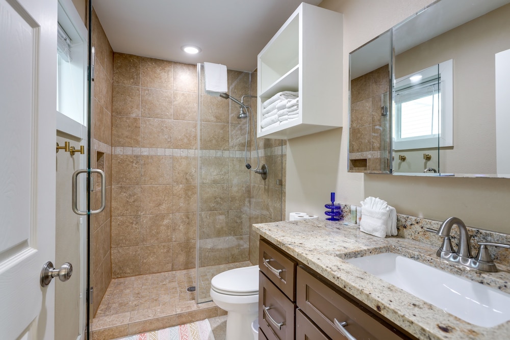 Near Beach & Attractions: Home in Galveston!