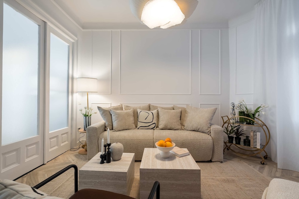 Elegant 3BR Retreat - Steps Away Cismigiu Gardens