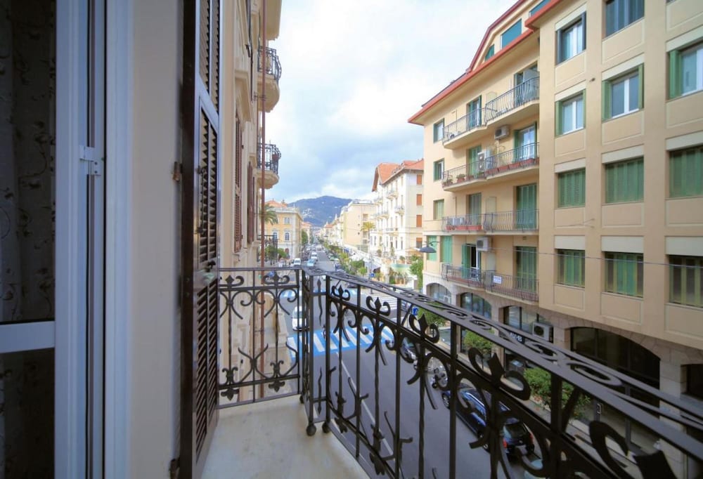 Hanbury 10 in Alassio view 2