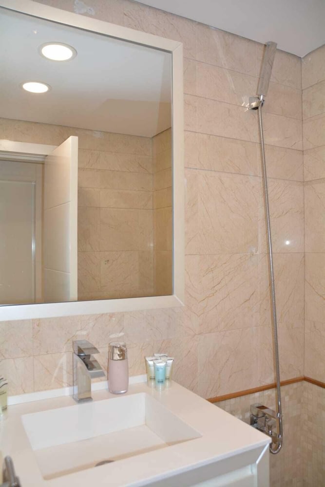 Renovated White 3BD next to Beach - Pool