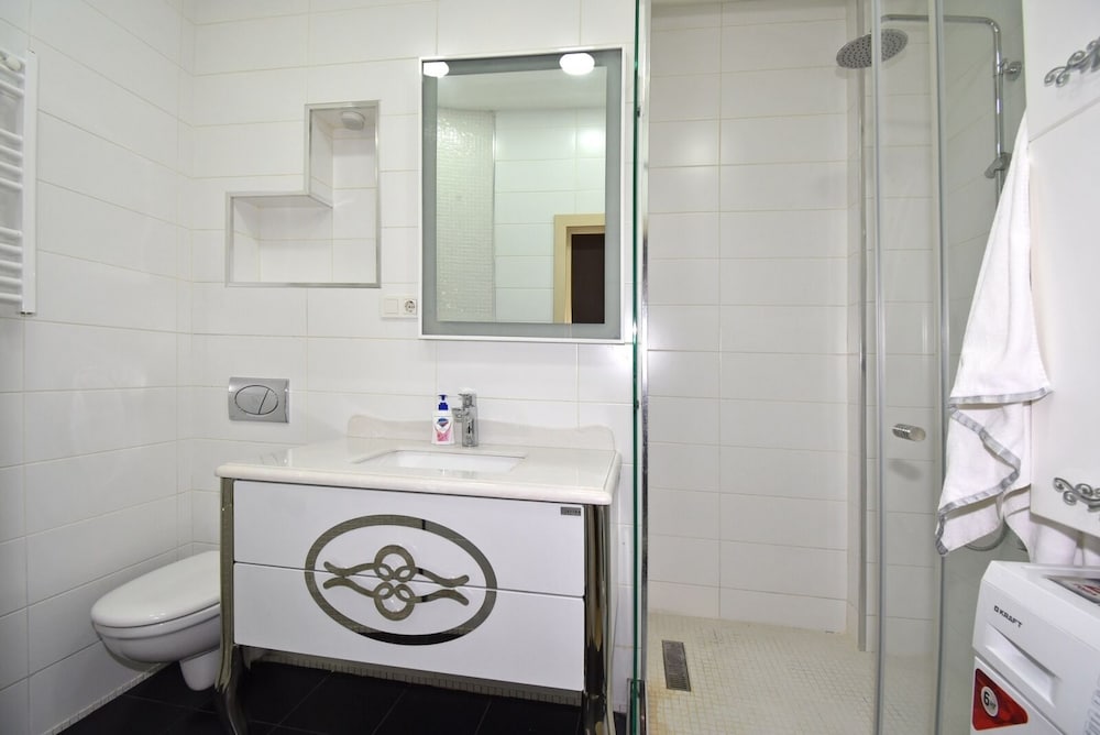 Apartments by Luxe Group AM422