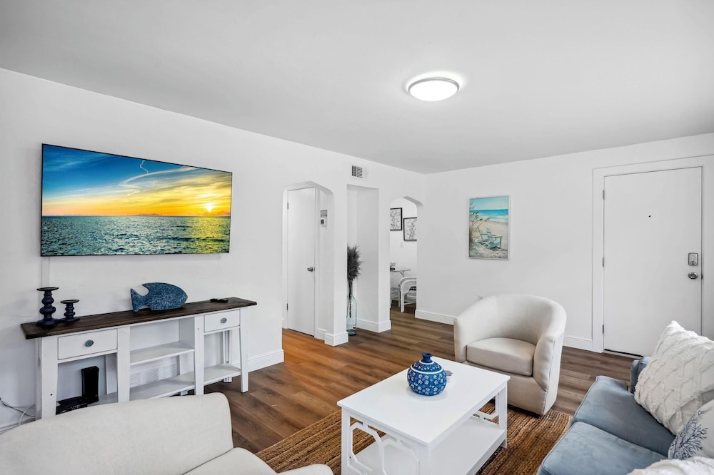Beach Livin 1 - 1 Bedroom Downstairs