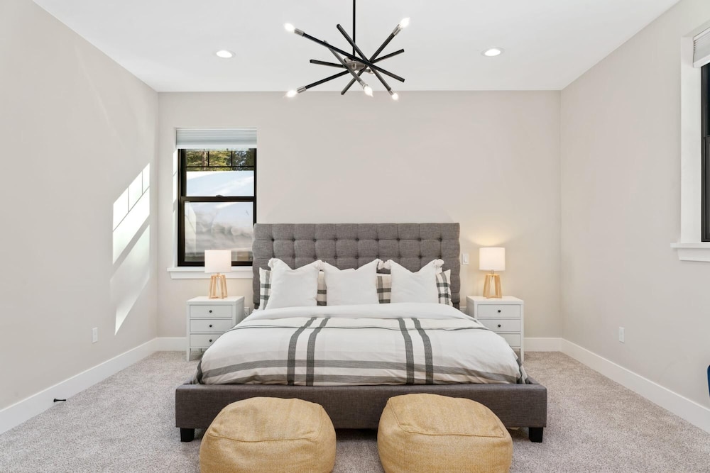 Luxury Retreat Home w Hot Tub - Property Image 38