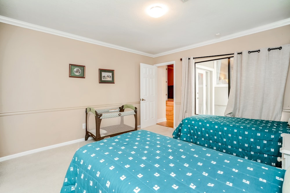 Ultimate 6 Bedroom 5 Bathroom On Bay Hill