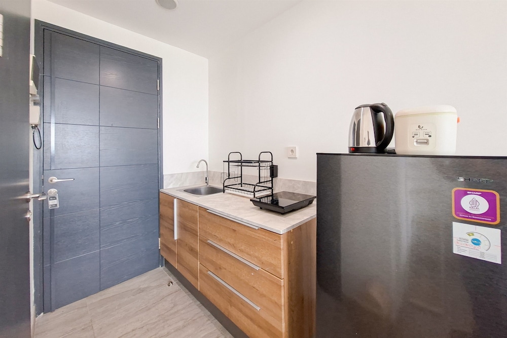 Minimalist And Homey Studio At Apartment Collins Boulevard