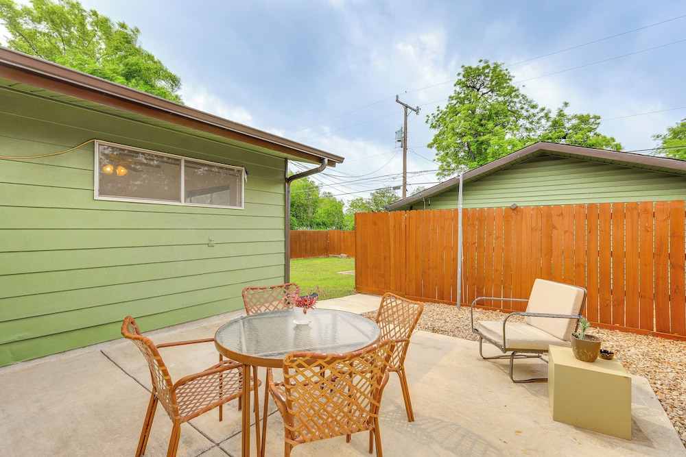 7 Mi to Dtwn San Antonio: Charming Home w/ Yard