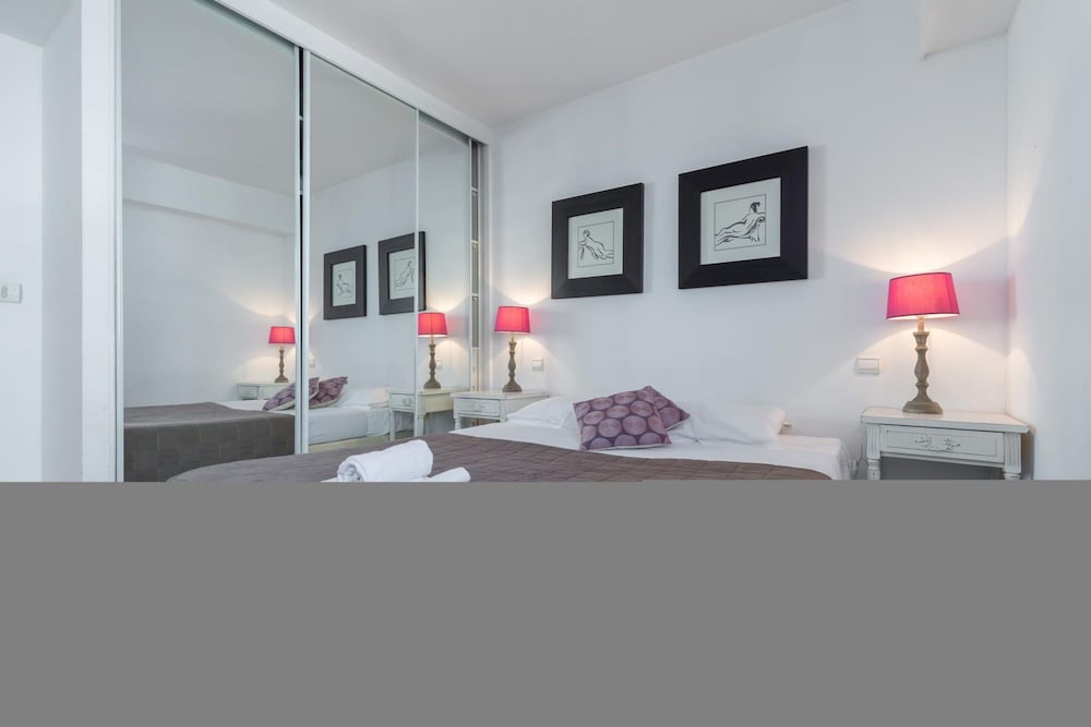 Bright two Bedroomed Apartment on the Beach in Cannes With Huge Terrace With Fabulous sea Views - 2001