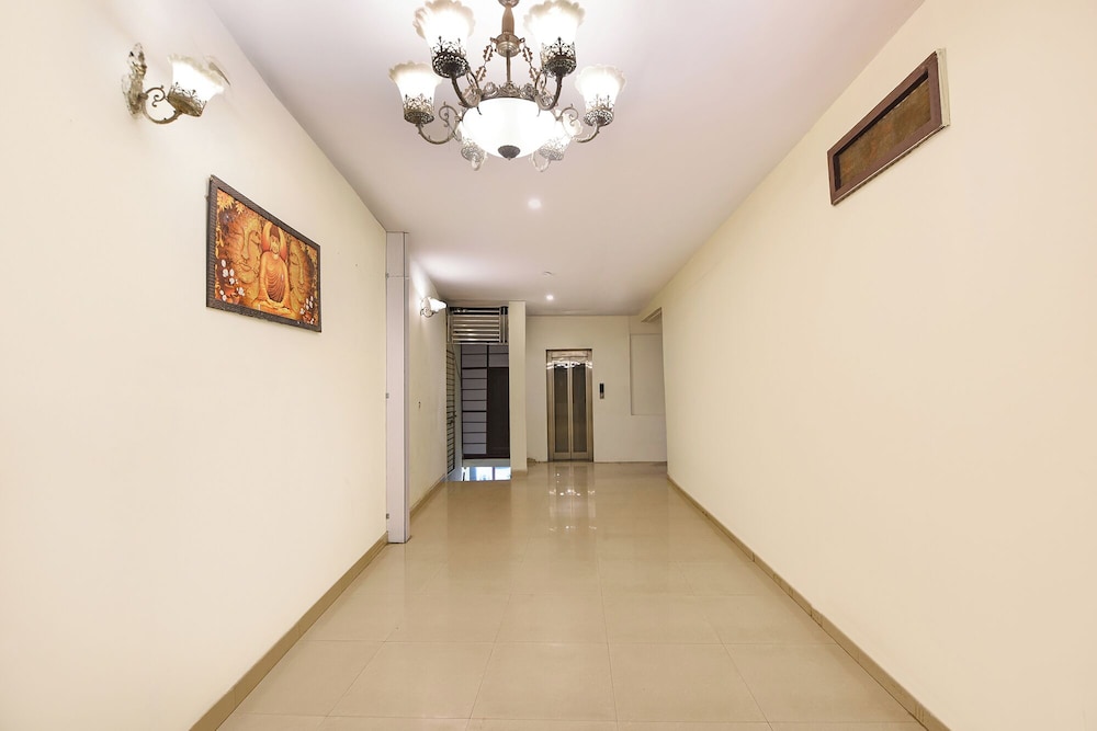 Fabhotel Lazeeno