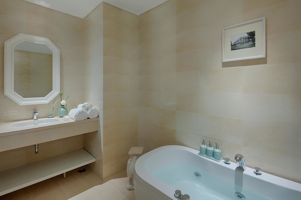 Au Lac Charner Hotel 22