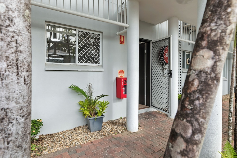 Cairns Tropical Bliss Swim In - Out Apt