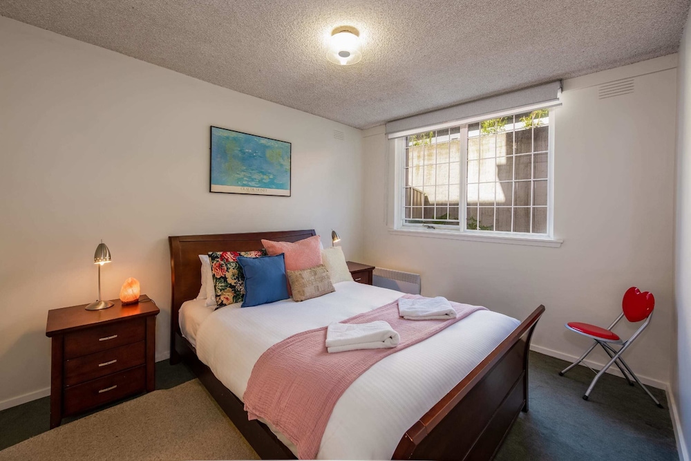 Beautiful 2-bed Unit in St Kilda West w/ Parking