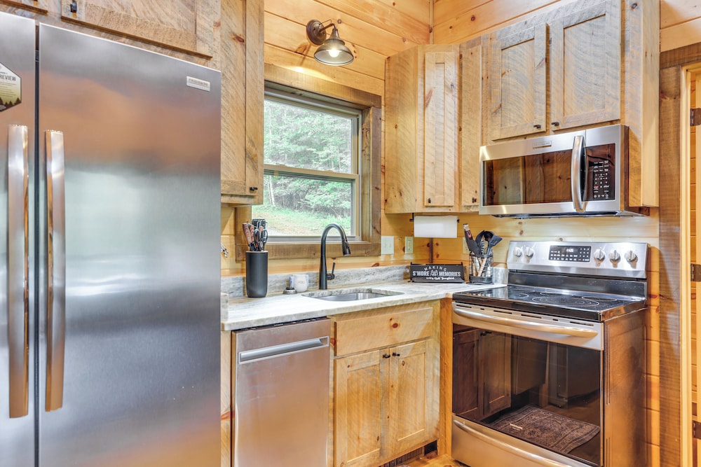 Hot Tub & Deck: Riverfront Mccaysville Cabin!