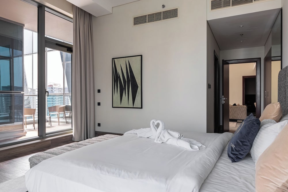SIMPLY COMFORT Urban Chic Suites in J One Tower City & Canal Views