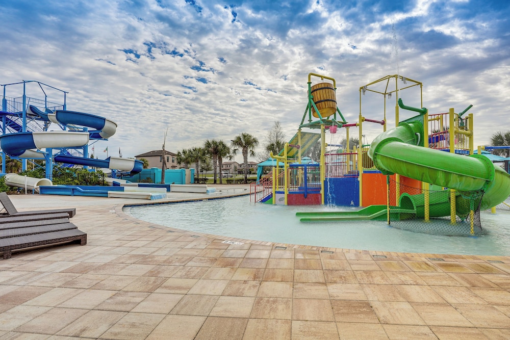 Near Disney & Legoland: Spacious Poolside Oasis!