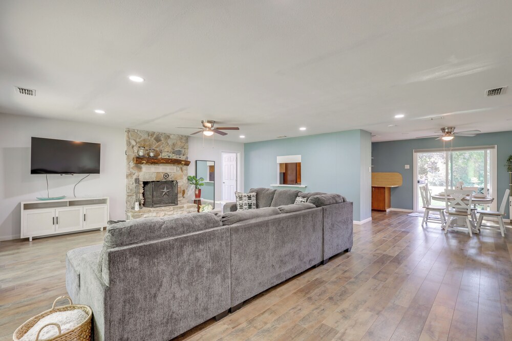 1 Mi to Lake Whitney: Morgan Home w/ Deck!
