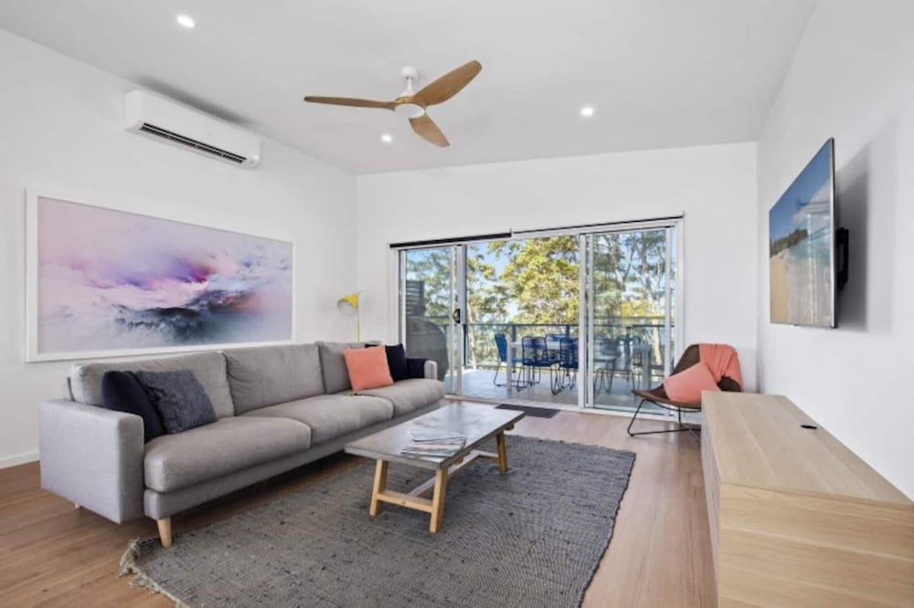 3-bed Coastal Getaway With Direct Beach Access