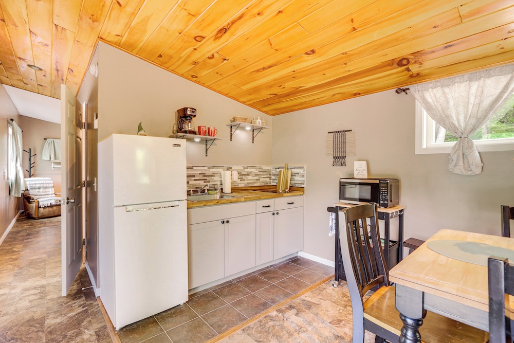 Cozy + Convenient Blairsville Cabin w/ Deck!