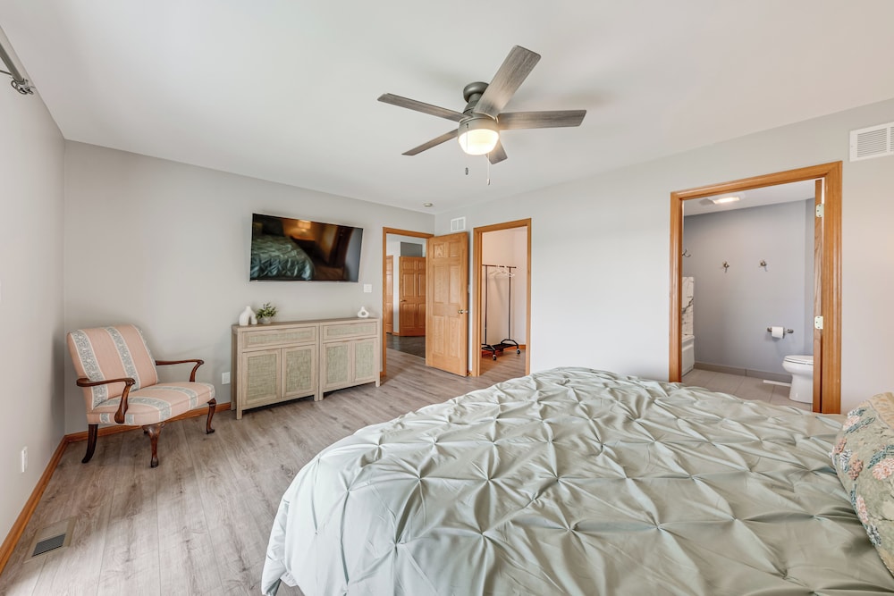 Lake Mary View: Pickleball Paradise Penthouse Unit