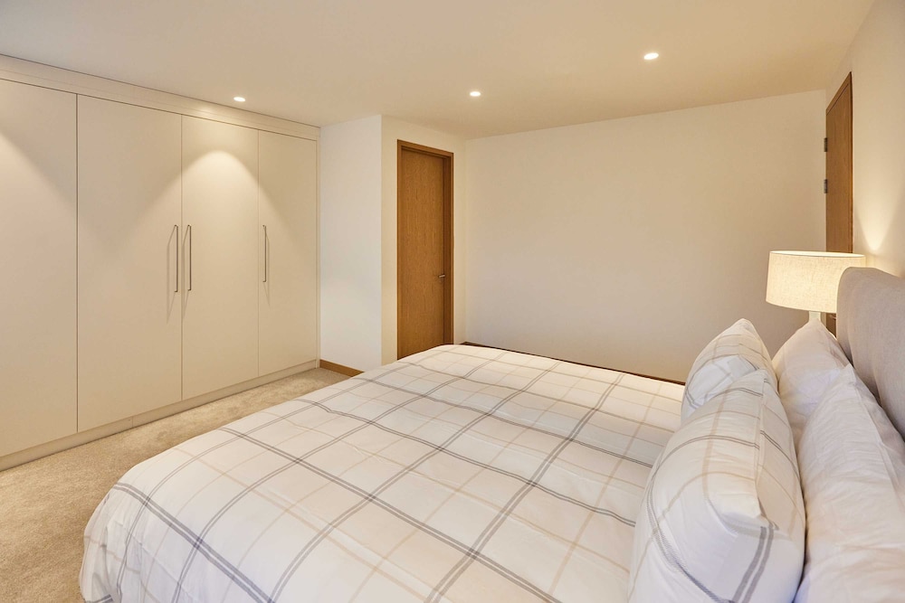 Host Stay Thames Apartment