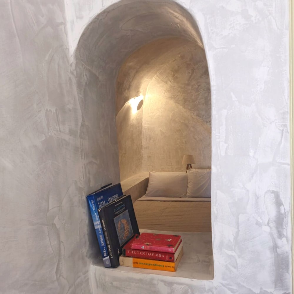 Phaos Oia Suites