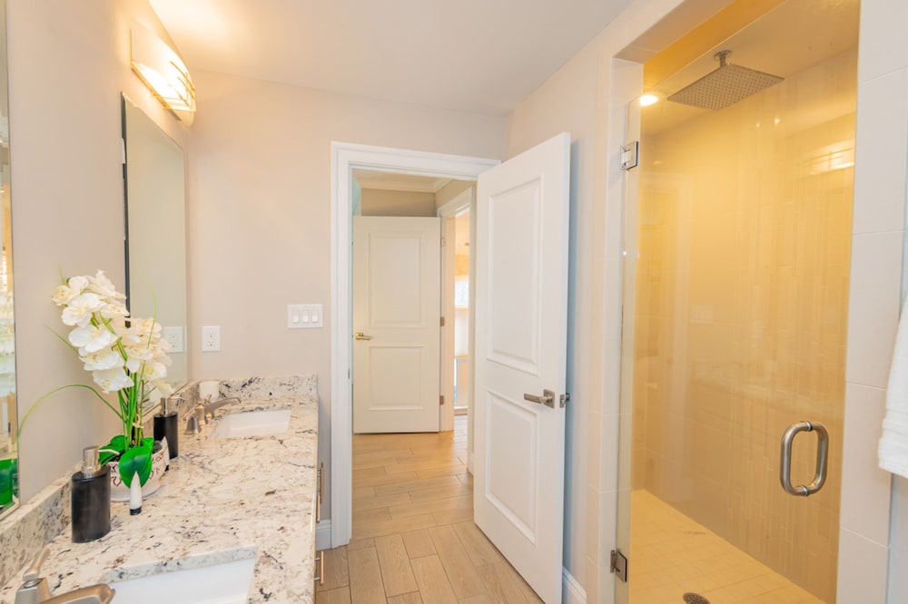 Spacious 6BR Beach Home With Elevator Decks - Ideal for Family Holidays Winter Escapes
