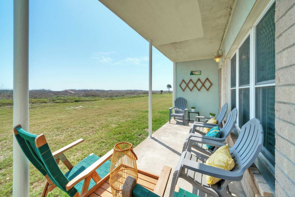 Sleeps 16 2 Beachfront Condos, Pool+pickleball+tennis Island Retreat Complex