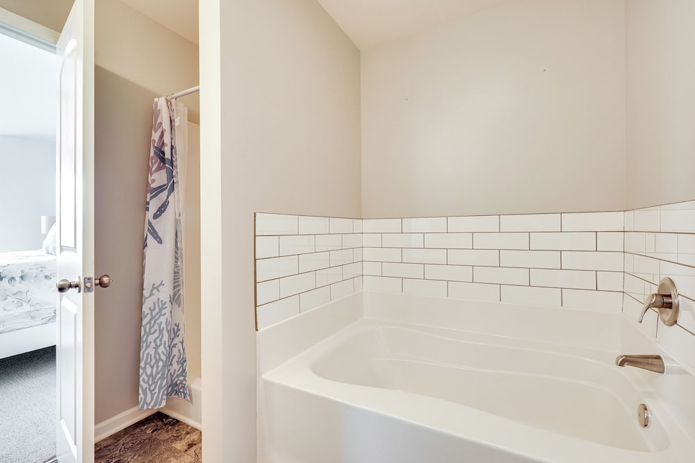 1 Mi to Ocean: Modern Carolina Beach Townhome