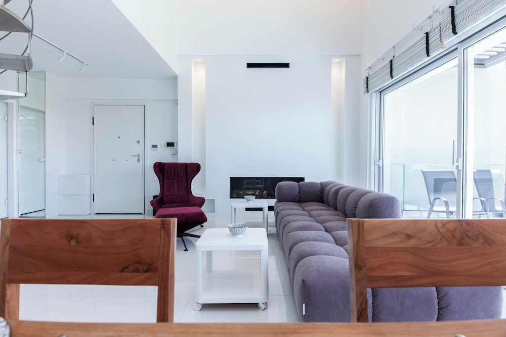 Marousi 2 Bd Luxury Living w Shared Pool