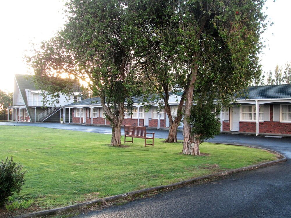 Colonial Motel