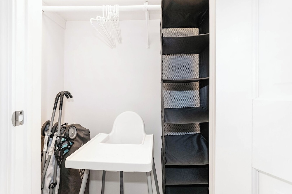Renovated Apt w/ A/c, Wifi & Free Parking