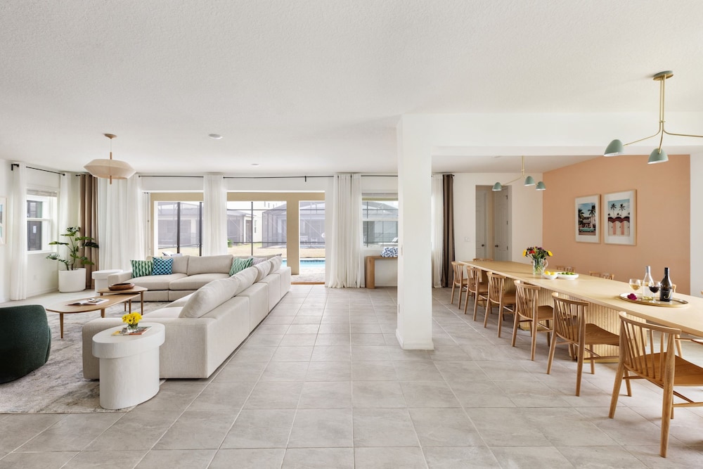 Coconut Breeze Resort Home Near Parks 25 Guests Located in Solara Resort