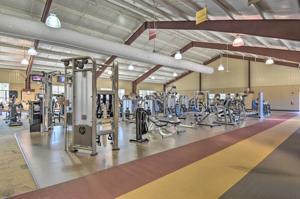 Walk to Lake Desoto: Hot Springs Village Retreat!