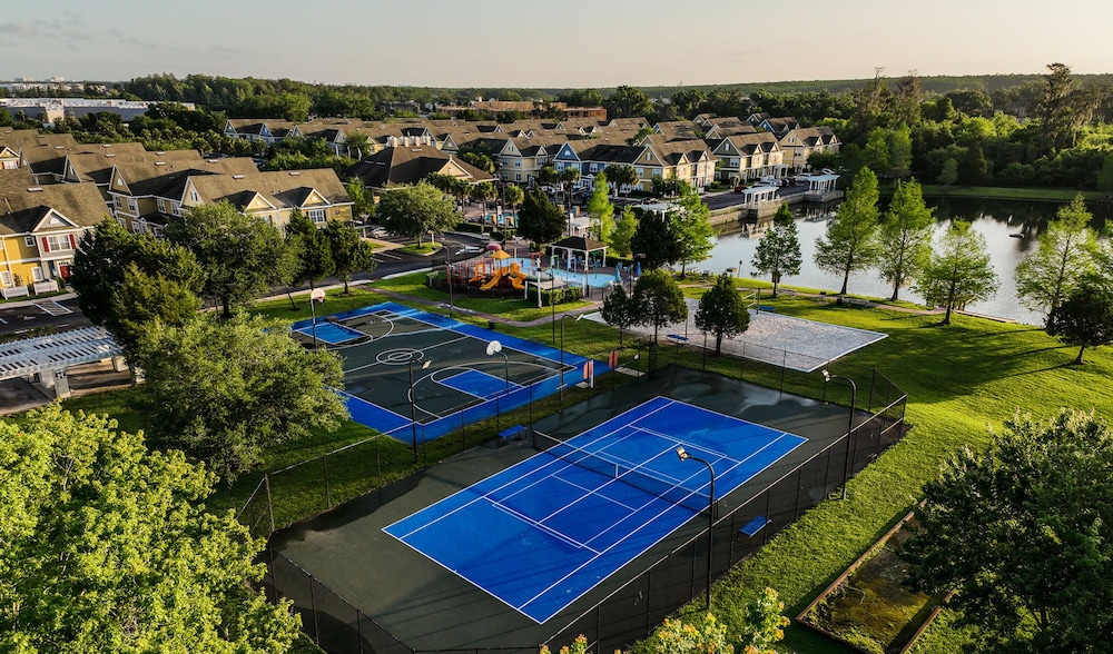 Amazing Family Townhouse Minutes From the Parks