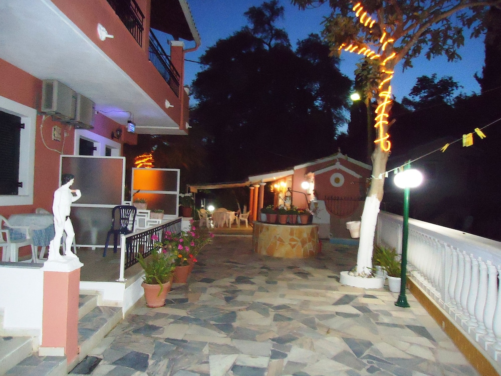 Almyra Apartments & Studios