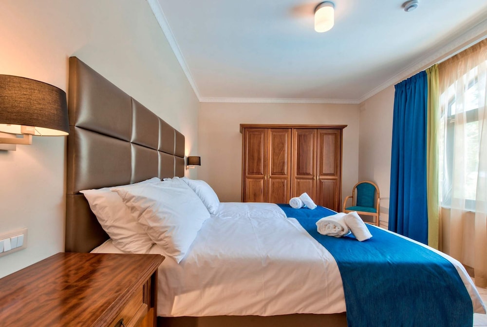 Villa Gardenia - 5 Bedroom Holiday Villa With Pool