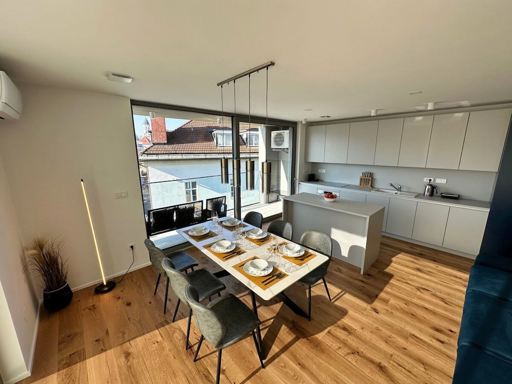 Garden Residence - Premium Castle View Apartment