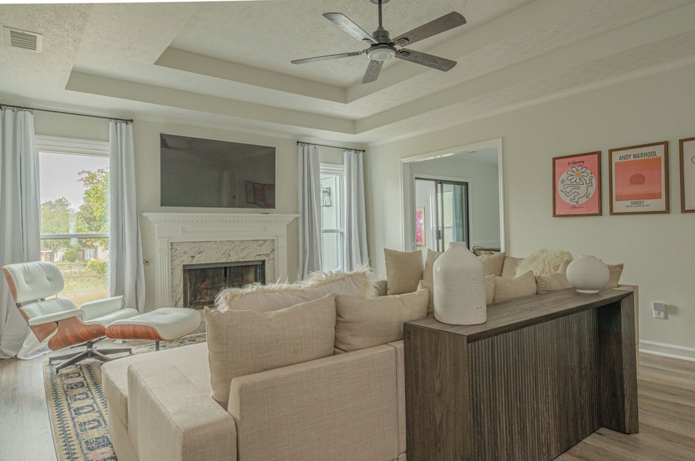 6-Bed Artistic Home with Game room