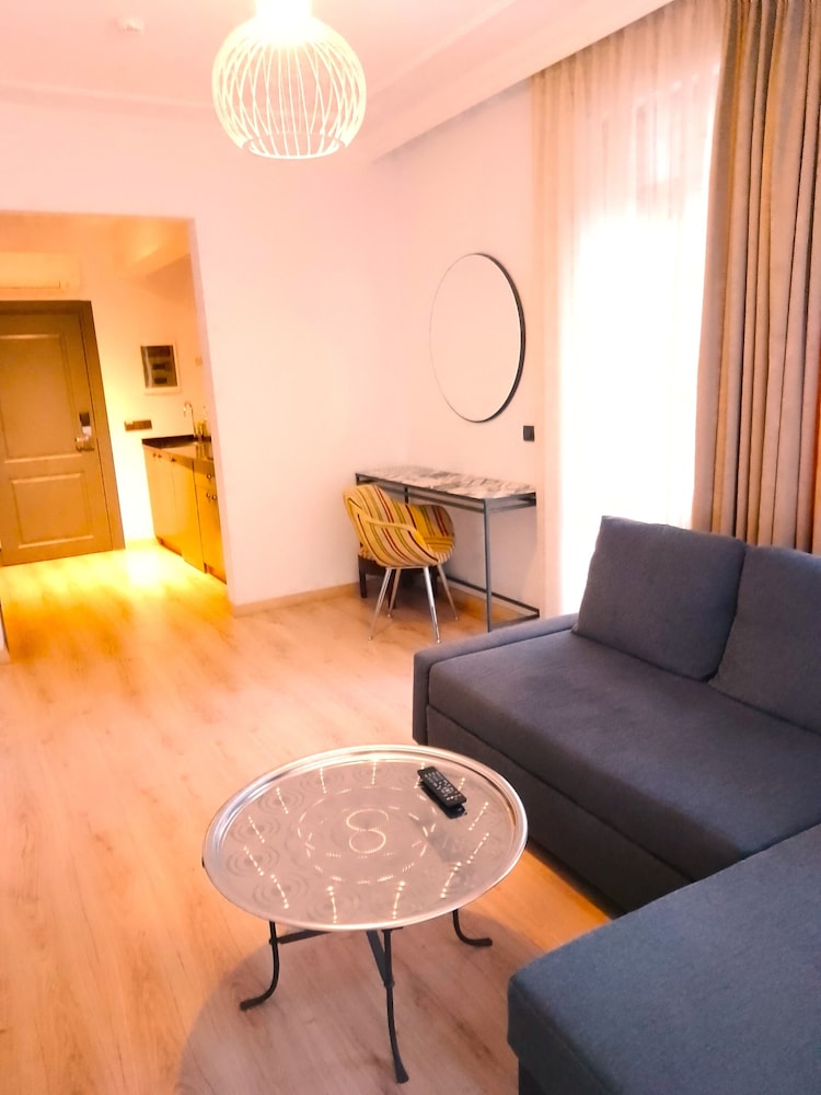 Unique Flat with Cute Balcony GECESEFASI